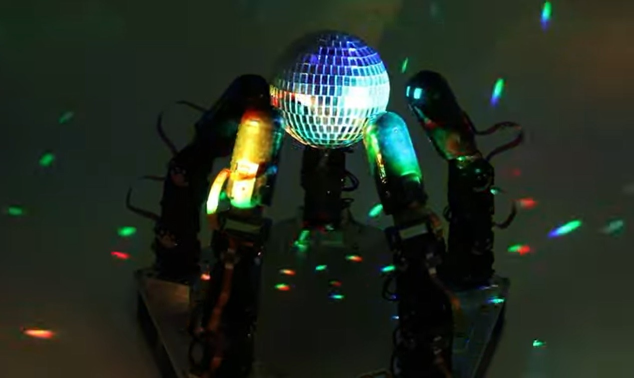 شاهد بالفيديو... إبتكار يد روبوت تضاهي اليد البشرية