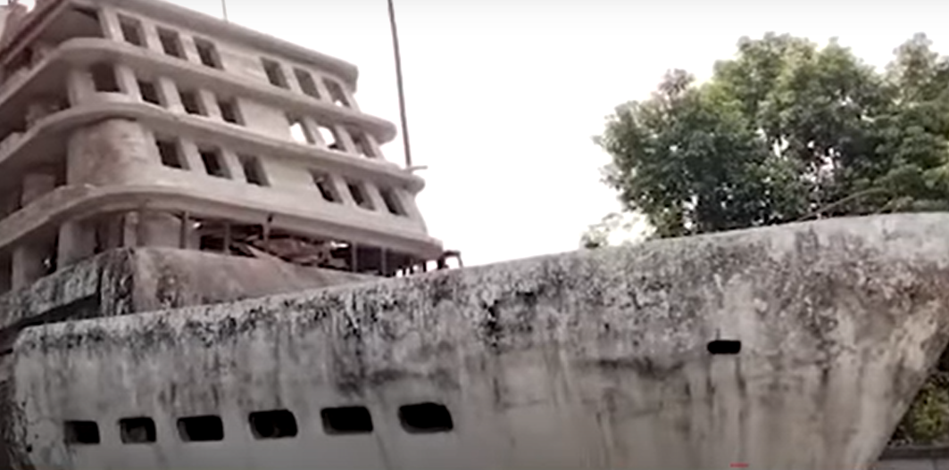 شاهد بالفيديو.. مزارع هندي يقضي أكثر من 13 عاماً في بناء نسخة مشابهة لسفينة تيتانيك