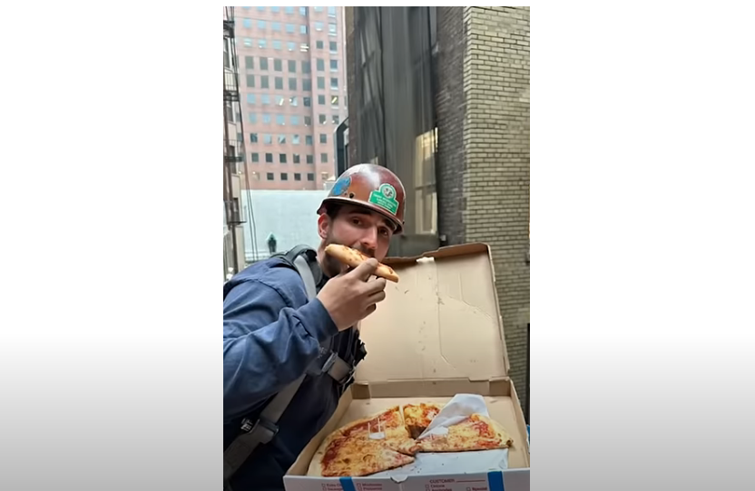 شاهد بالفيديو... أغرب طريقة لتوصيل البيتزا في العالم