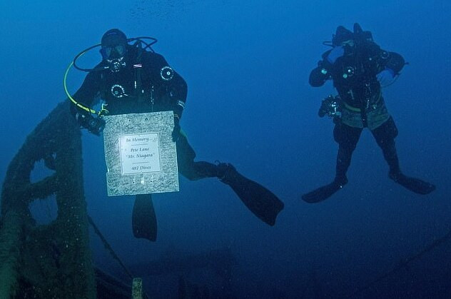 شاهد بالفيديو... أخطبوط عملاق يقوم بخنق غواصً على عمق 40 قدماً تحت الماء