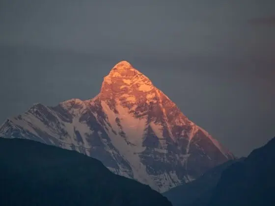 اكتشاف بحيرة "عكس الجاذبية" في جبال الهيمالايا عام 2026!
