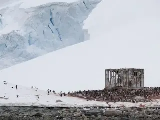 اكتشاف مدينة زجاجية تحت جليد القارة القطبية في 2026!